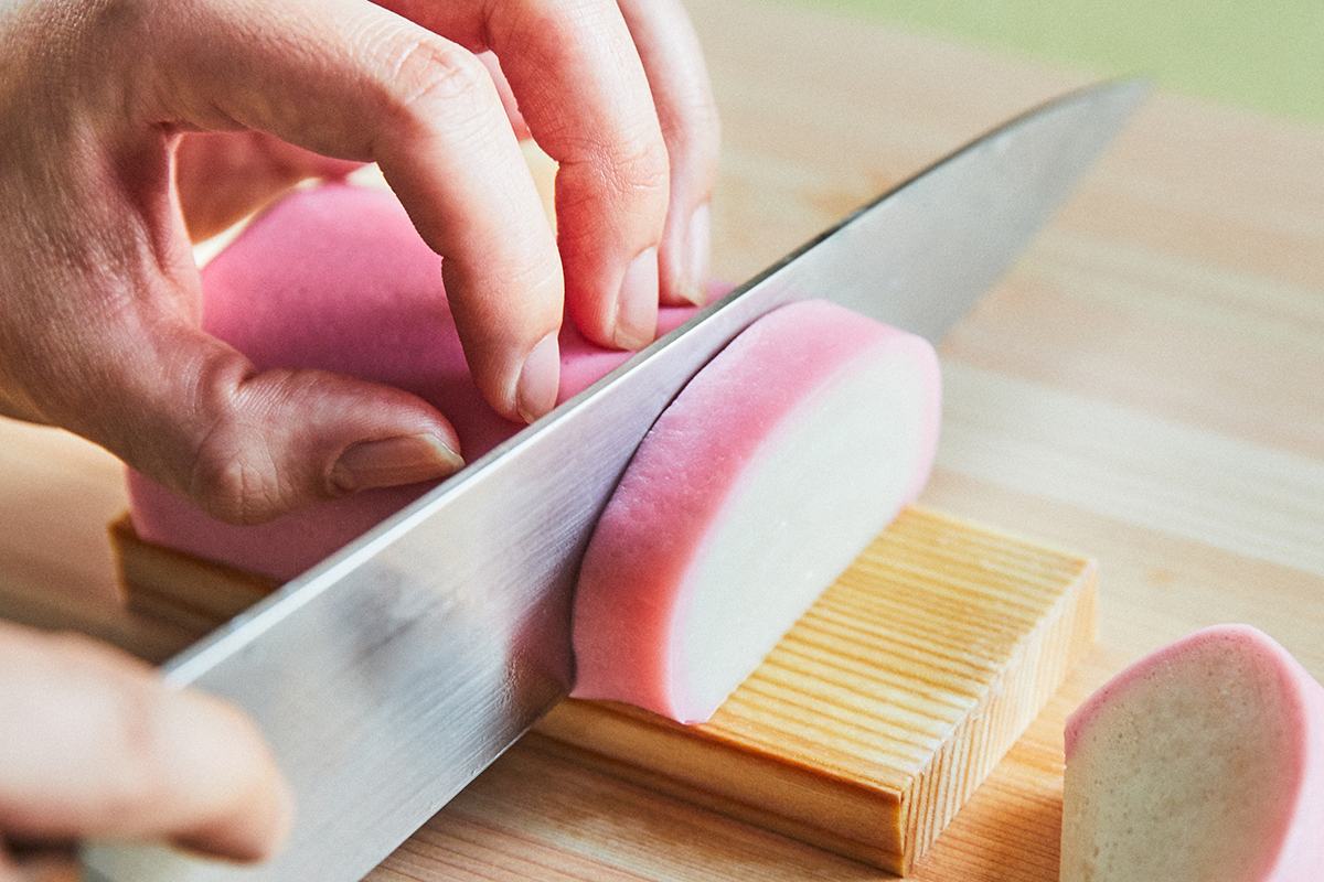 天然の魚本来の弾力が生きる”板かまぼこ”を寿司ネタに。鈴廣の「謹上蒲鉾」を使って。