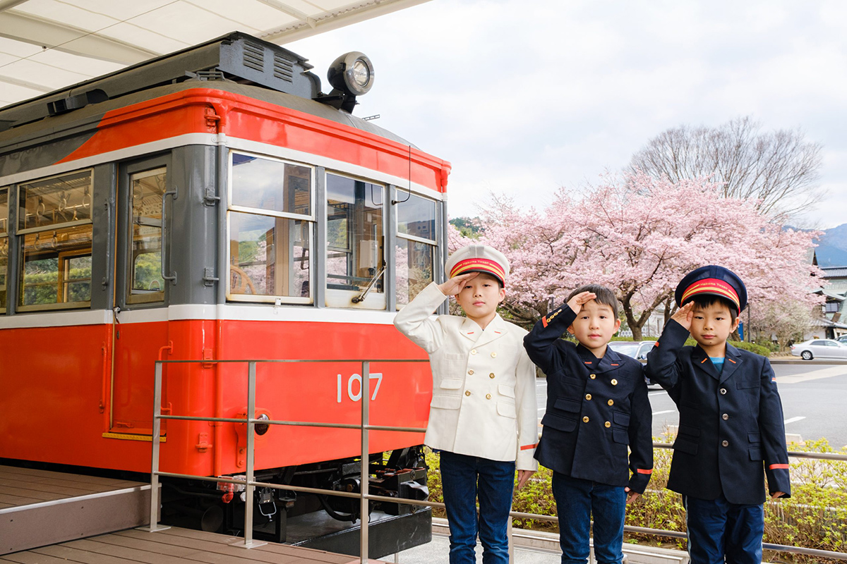 出発進行！箱根登山電車の車掌さんに変身！ファミリーで楽しめるカフェが人気