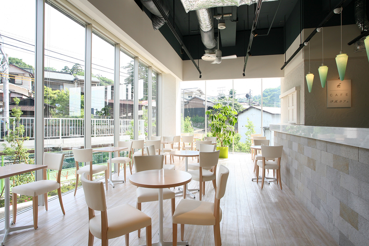 夏の新緑が映える　箱根登山電車を臨むカフェ