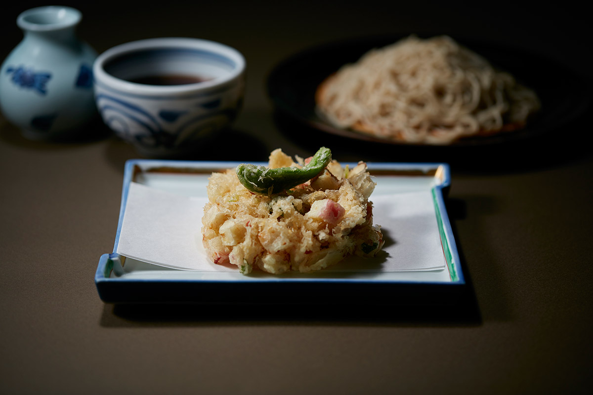 がぶりと豪快に かまぼこかき揚げ
